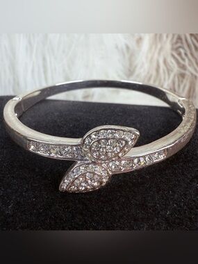Beautiful Silvertone with clear bling bracelet